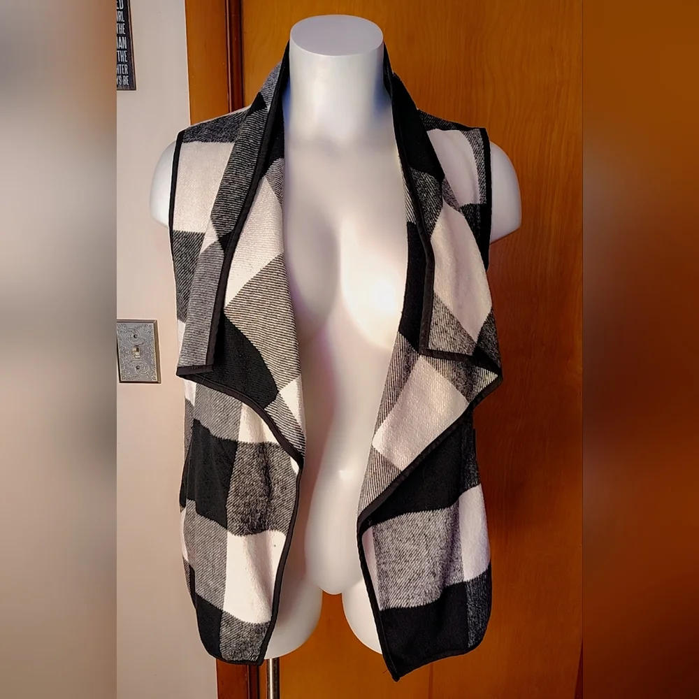 NWT Black & White Plaid Lightweight Vest β One Size Fits Most π€ - Picture 2 of 9